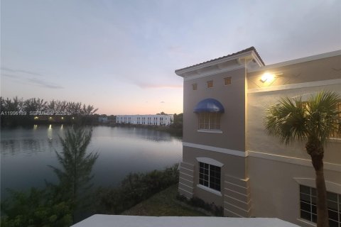 Commercial property in Miami, Florida № 2071869 - photo 4