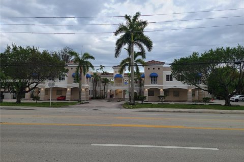 Commercial property in Miami, Florida № 2071869