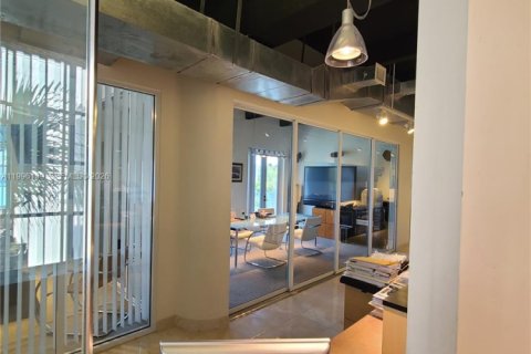 Commercial property in Miami, Florida № 2071869 - photo 11