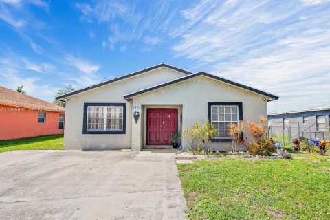 House in Riviera Beach, Florida 3 bedrooms, 120.68 sq.m. № 2058547