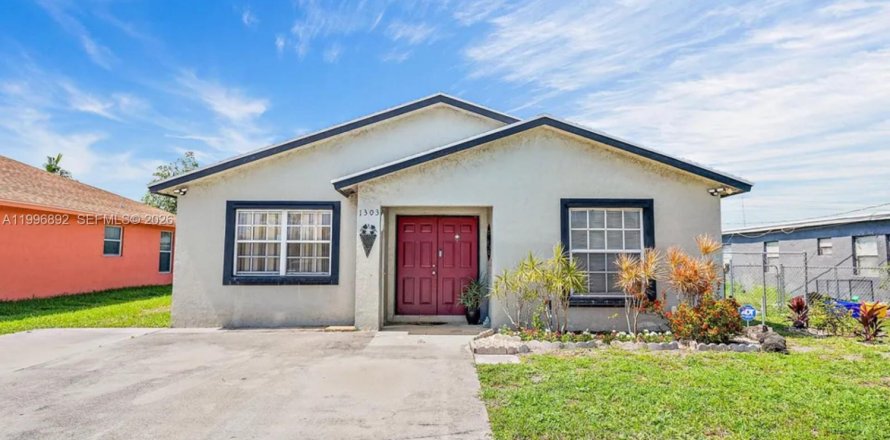 Дом в Ривьера-Бич, Флорида 3 спальни, 120.68м2 № 2058547