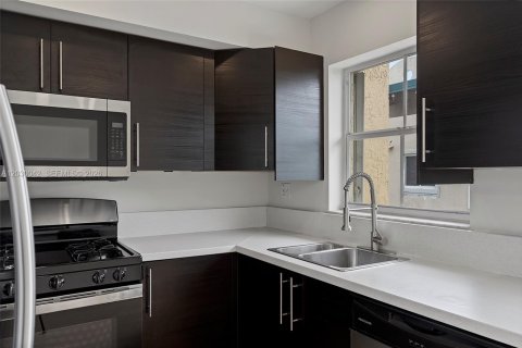 Touwnhouse à vendre à Miami, Floride: 3 chambres, 146.79 m2 № 2084819 - photo 14