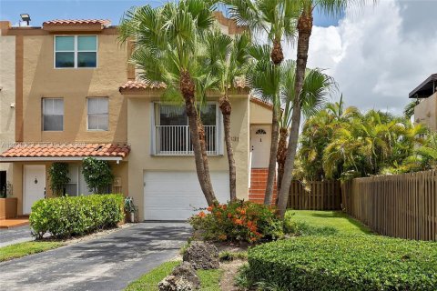 Touwnhouse à vendre à Miami, Floride: 3 chambres, 146.79 m2 № 2084819 - photo 3