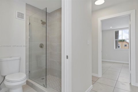 Touwnhouse à vendre à Miami, Floride: 3 chambres, 146.79 m2 № 2084819 - photo 24