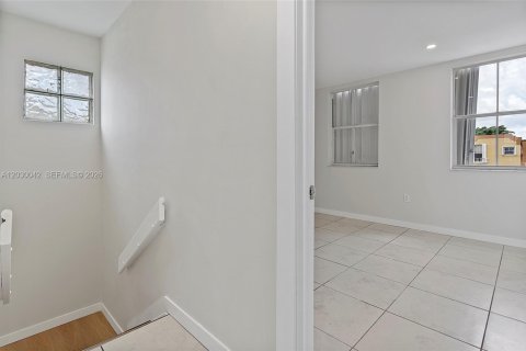 Touwnhouse à vendre à Miami, Floride: 3 chambres, 146.79 m2 № 2084819 - photo 17