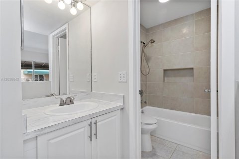 Touwnhouse à vendre à Miami, Floride: 3 chambres, 146.79 m2 № 2084819 - photo 30