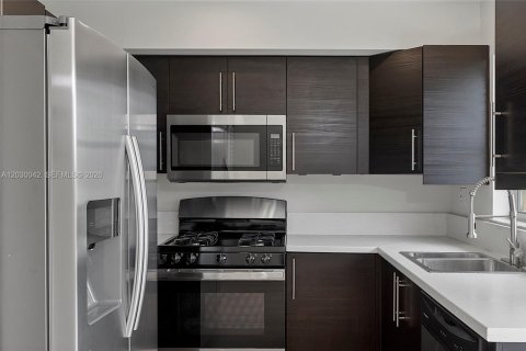 Touwnhouse à vendre à Miami, Floride: 3 chambres, 146.79 m2 № 2084819 - photo 13