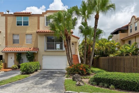 Touwnhouse à vendre à Miami, Floride: 3 chambres, 146.79 m2 № 2084819 - photo 2