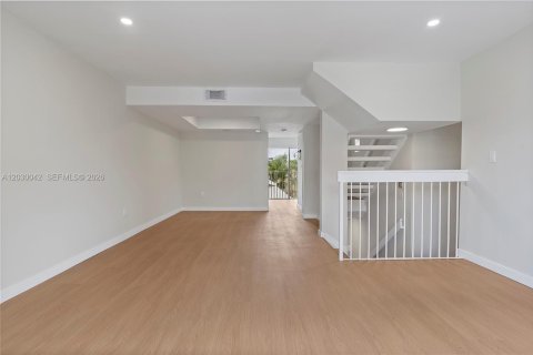 Touwnhouse à vendre à Miami, Floride: 3 chambres, 146.79 m2 № 2084819 - photo 8