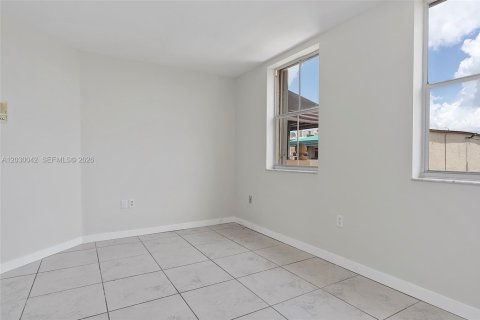 Touwnhouse à vendre à Miami, Floride: 3 chambres, 146.79 m2 № 2084819 - photo 27