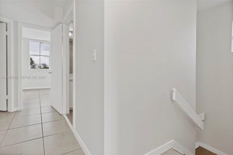 Touwnhouse à vendre à Miami, Floride: 3 chambres, 146.79 m2 № 2084819 - photo 21