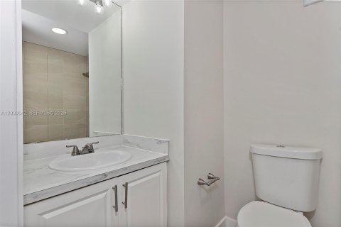Touwnhouse à vendre à Miami, Floride: 3 chambres, 146.79 m2 № 2084819 - photo 23