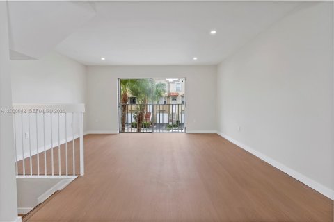 Touwnhouse à vendre à Miami, Floride: 3 chambres, 146.79 m2 № 2084819 - photo 6
