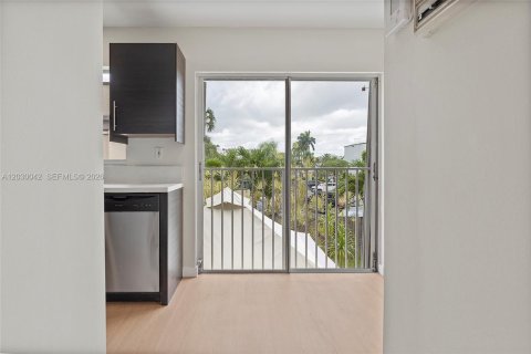 Touwnhouse à vendre à Miami, Floride: 3 chambres, 146.79 m2 № 2084819 - photo 11