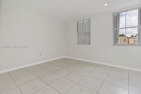 Touwnhouse à vendre à Miami, Floride: 3 chambres, 146.79 m2 № 2084819 - photo 18