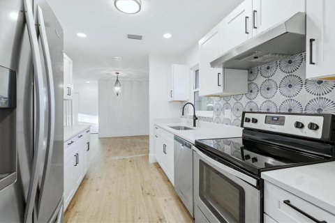 Condo in Bradenton, Florida, 2 bedrooms  № 2233994 - photo 18