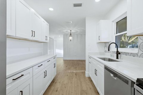 Condo in Bradenton, Florida, 2 bedrooms  № 2233994 - photo 19
