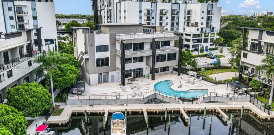 Townhouse in Pompano Beach, Florida 3 bedrooms, 177.16 sq.m. № 1711431