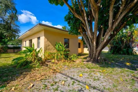 Commercial property in Miami, Florida 137.87 sq.m. № 1923855