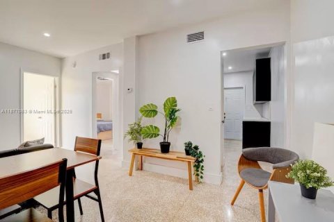 Commercial property in Miami, Florida 137.87 sq.m. № 1923855 - photo 4