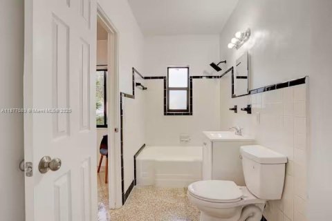 Commercial property in Miami, Florida 137.87 sq.m. № 1923855 - photo 9