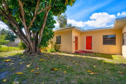 Commercial property in Miami, Florida 137.87 sq.m. № 1923855 - photo 2