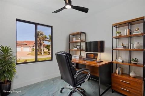 House in Cape Coral, Florida 4 bedrooms, 176.33 sq.m. № 1659056 - photo 23
