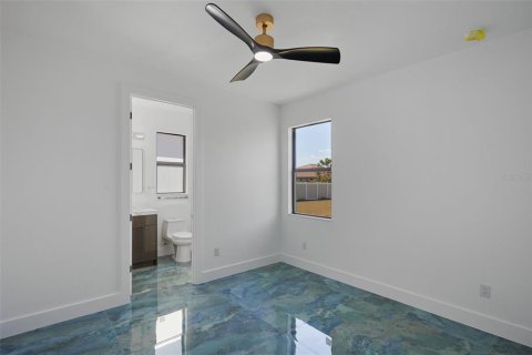 House in Cape Coral, Florida 4 bedrooms, 176.33 sq.m. № 1659056 - photo 17