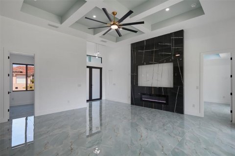 House in Cape Coral, Florida 4 bedrooms, 176.33 sq.m. № 1659056 - photo 3