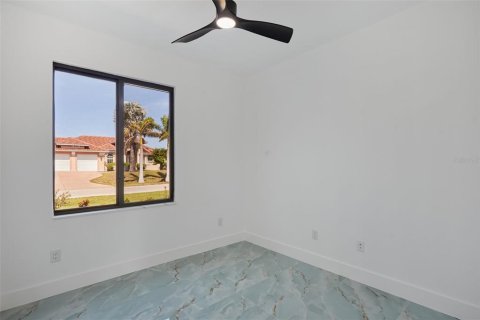 House in Cape Coral, Florida 4 bedrooms, 176.33 sq.m. № 1659056 - photo 24