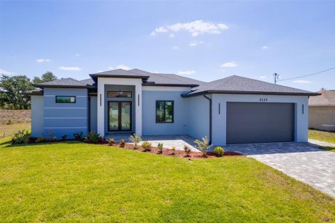 House in Cape Coral, Florida 4 bedrooms, 176.33 sq.m. № 1659056 - photo 1