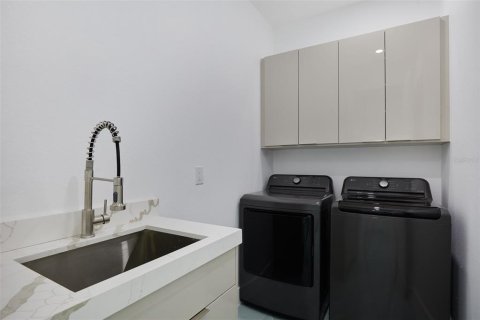 House in Cape Coral, Florida 4 bedrooms, 176.33 sq.m. № 1659056 - photo 25