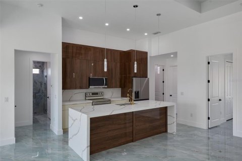 House in Cape Coral, Florida 4 bedrooms, 176.33 sq.m. № 1659056 - photo 9