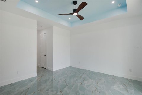House in Cape Coral, Florida 4 bedrooms, 176.33 sq.m. № 1659056 - photo 13