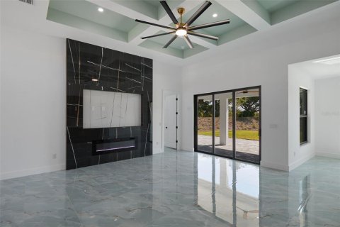 House in Cape Coral, Florida 4 bedrooms, 176.33 sq.m. № 1659056 - photo 2