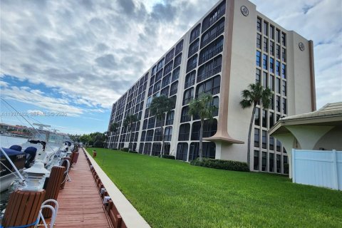 Снять в аренду кондоминиум в Дирфилд-Бич, Флорида 2 спальни, 111.48м2, № 1995340 - фото 3