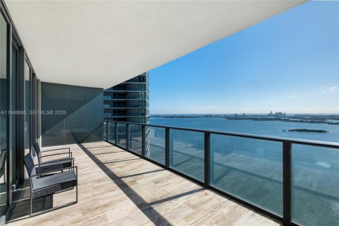 Condo in Miami, Florida, 2 bedrooms № 2152993 - photo 2