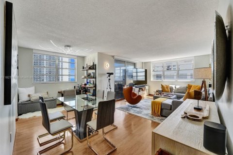 Copropriété à vendre à Hallandale Beach, Floride: 2 chambres, 126.35 m2 № 1920705 - photo 2