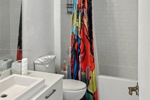 Condo in Miami, Florida, 1 bedroom  № 1945908 - photo 5