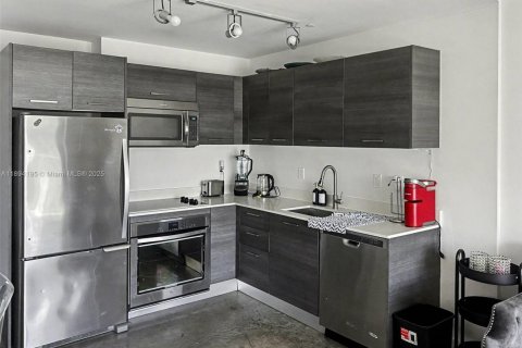 Condo in Miami, Florida, 1 bedroom  № 1945908 - photo 3