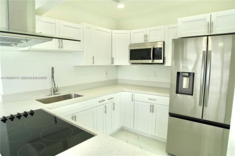 House in West Park, Florida 3 bedrooms, 108.14 sq.m. № 1982838 - photo 3