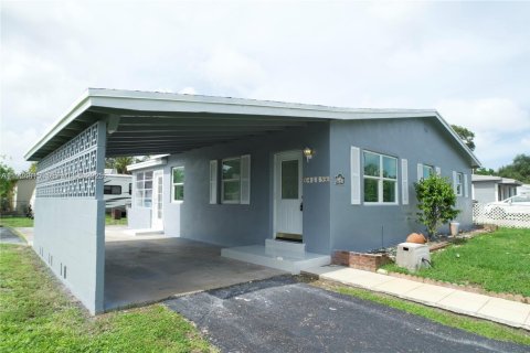 House in West Park, Florida 3 bedrooms, 108.14 sq.m. № 1982838 - photo 1