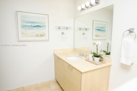 Condo in Miami, Florida, 2 bedrooms  № 2059301 - photo 7