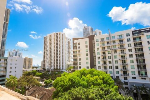 Condo in Miami, Florida, 2 bedrooms  № 2059301 - photo 17