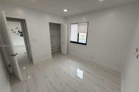 Villa ou maison à louer à Sunrise, Floride: 4 chambres, 142.05 m2 № 2047806 - photo 13