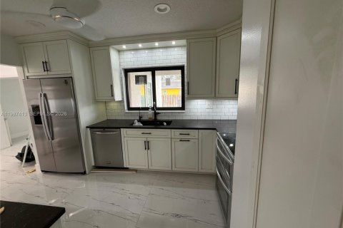 Villa ou maison à louer à Sunrise, Floride: 4 chambres, 142.05 m2 № 2047806 - photo 4