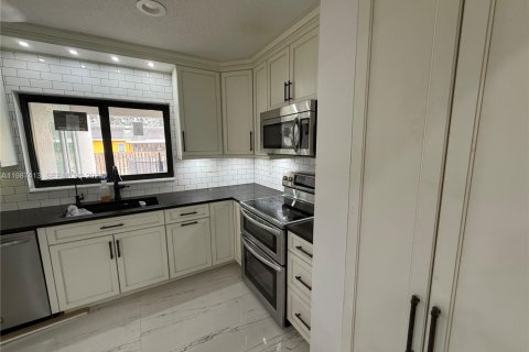 Villa ou maison à louer à Sunrise, Floride: 4 chambres, 142.05 m2 № 2047806 - photo 5