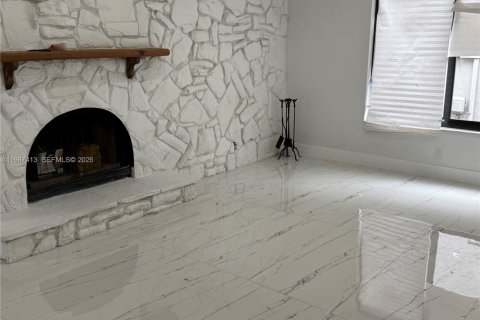 Villa ou maison à louer à Sunrise, Floride: 4 chambres, 142.05 m2 № 2047806 - photo 2