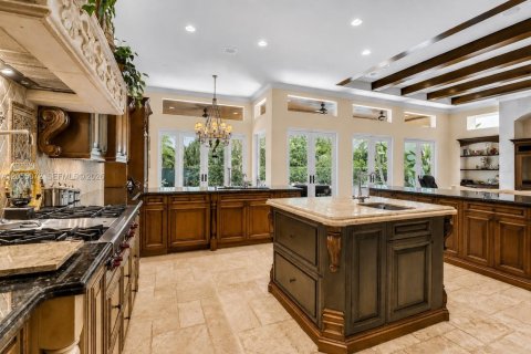 House in Highland Beach, Florida 4 bedrooms, 419.27 sq.m. № 2254724 - photo 10