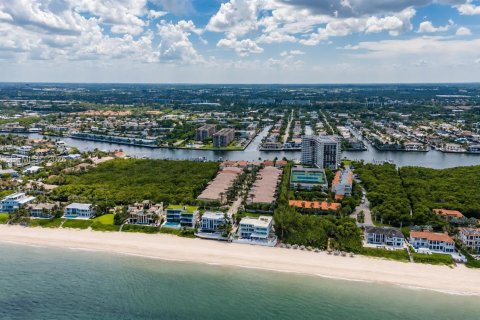 House in Highland Beach, Florida 4 bedrooms, 419.27 sq.m. № 2254724 - photo 4